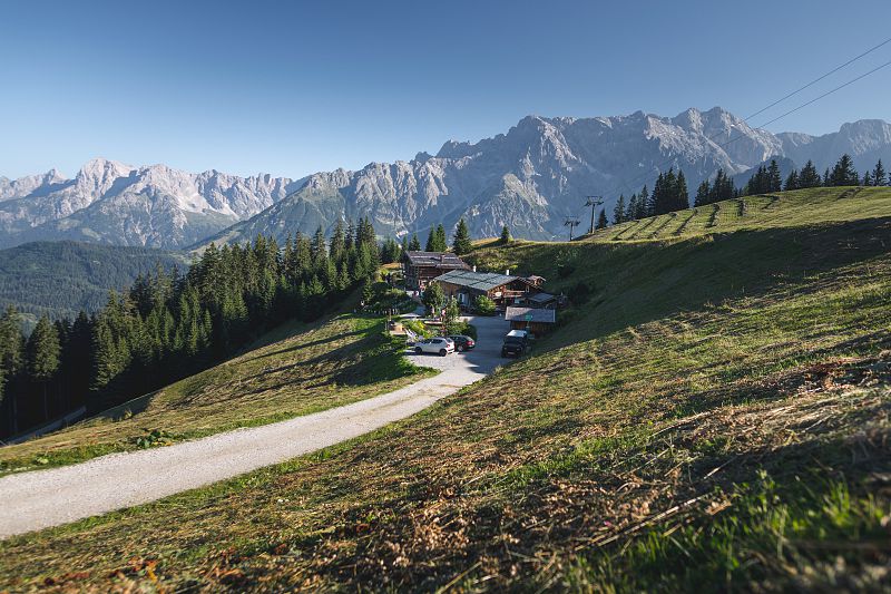detail-fb-huette-vor-herrllichem-bergpanorama
