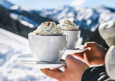 Heissgetränke auf der Skihütte geniessen