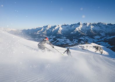 Skifahrer geniessen den Skitag in der Region Hochkönig